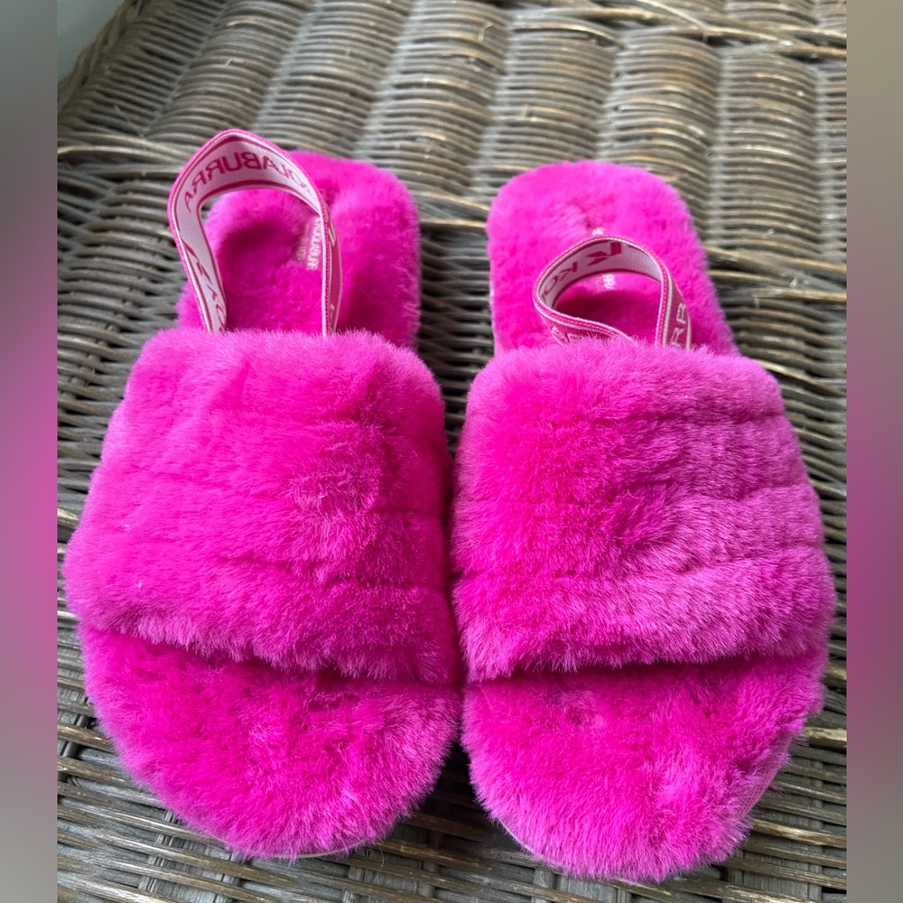 NWOT - Girl’s Koolaburra Pink fluff slide - size youth 3
